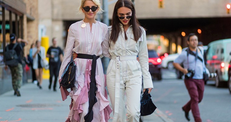 Μόλις εντοπίσαμε τα πιο στιλάτα, λευκά sneakers που ταιριάζουν με όλα τα καλοκαιρινά μας φορέματα 