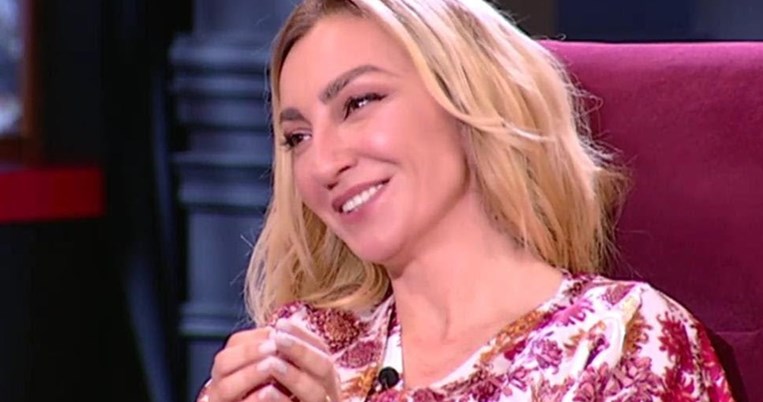 Ρούλα Ρέβη: «Δεν έχω τελειώσει το σχολείο. Είναι κάτι που το λέω για πρώτη φορά»