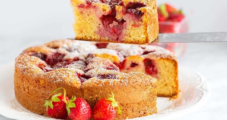 Το πιο νόστιμο και αφράτο κέικ φράουλας χωρίς ζάχαρη: Με μέλι και γιαούρτι η γεύση απογειώνεται 