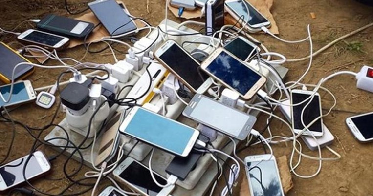 Να πώς φορτίζουν τα κινητά τους οι πρόσφυγες στην Ειδομένη