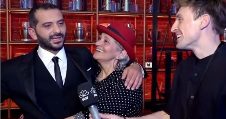 «Εγώ είμαι πιο διάσημη από τον γιο μου». Η μαμά του Λεωνίδα Κουτσόπουλου είναι απίθανη