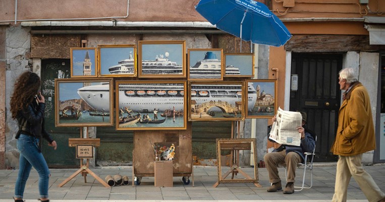 Ακάλεστος και ινκόγκνιτο συμμετείχε ο Banksy στην Μπιενάλε της Βενετίας. Έκλεψε (ξανά) την παράσταση