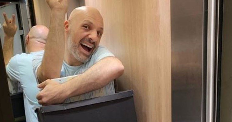 «Και όλα αυτά που έχεις, τα χρειάζεσαι ρε μαμά;»: Το ποστ του Νίκου Μουτσινά που συγκίνησε