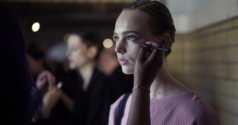 Καλοσχηματισμένα χείλη με την κορυφαία τάση του 2019. Η μοναδική που ταιριάζει σε όλες τις γυναίκες