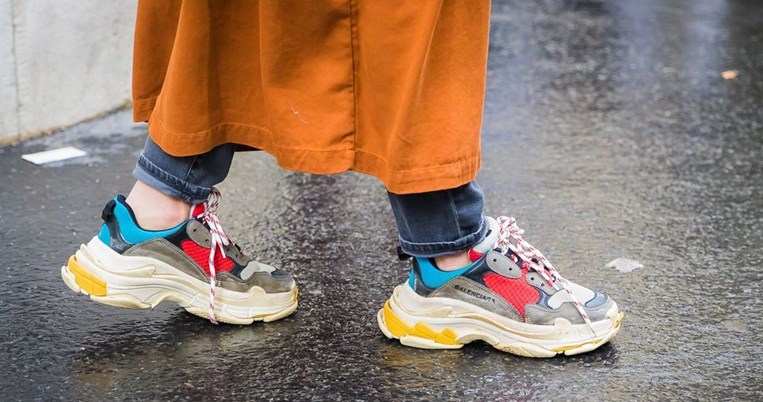 «Μοιάζουν με αθλητικά αλλά δεν είναι». Ο λόγος που δεν πρέπει να φοράμε χοντροκομμένα sneakers