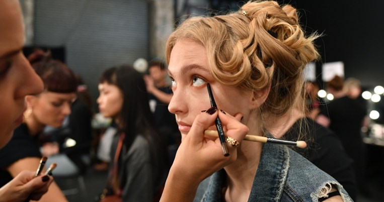 Φωτεινό βλέμμα: Οι celebrities δεν μπορούν να ζήσουν χωρίς αυτό το θρυλικό προϊόν μακιγιάζ