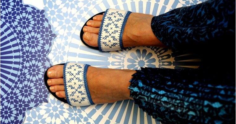 Όταν τα ελληνικά σανδάλια συνάντησαν το βελονάκι στο χέρι και το παραδοσιακό κέντημα