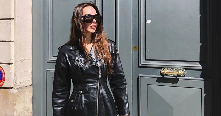 Στιλάτο χτένισμα με μία κίνηση: Όλες στο γραφείο έχουμε πάθει εμμονή με αυτό το καλοκαιρινό αξεσουάρ