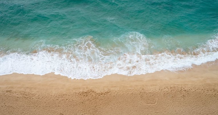 Η πρώτη smoke-free παραλία στην Ελλάδα είναι γεγονός. Ποια είναι, τι προβλέπει το νέο μέτρο