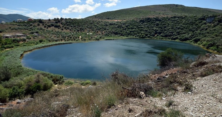 Η άγνωστη λίμνη της Ελλάδας που το όνομά της ακούγεται «εξωγήινο» -το ίδιο και η εικόνα της  