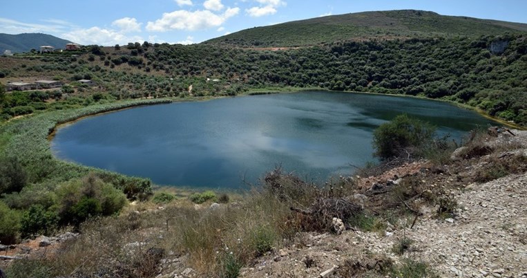 Η άγνωστη λίμνη της Ελλάδας που το όνομά της ακούγεται «εξωγήινο» -το ίδιο και η εικόνα της
