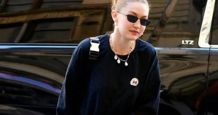 Η Τζίτζι Χαντίντ συνδύασε τις γούνινες παντόφλες με ποδηλατικό σορτς και το αποτέλεσμα ήταν κουλ 