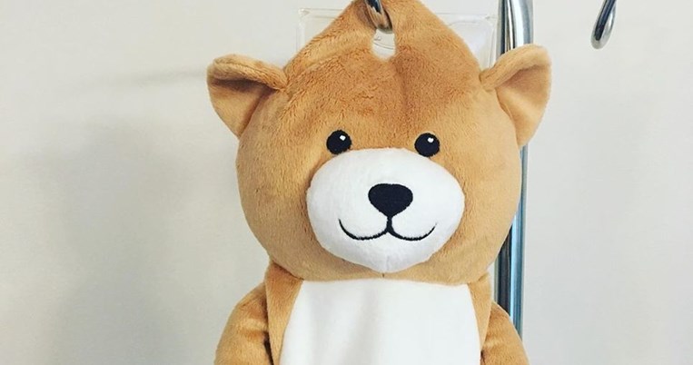 Παιχνίδι ζωής: Ένα 12χρονο κορίτσι με αυτοάνοσο σχεδίασε αρκουδάκι που κρύβει τη φιάλη του ορού