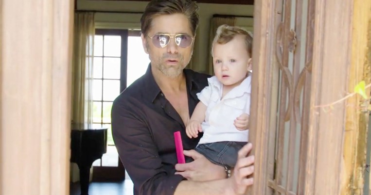 Ο Τζον Στάμος ανοίγει το πανέμορφο σπίτι του στο Μπέβερλι Χιλς αγκαλιά με τον 1,5 ετών γιο του 