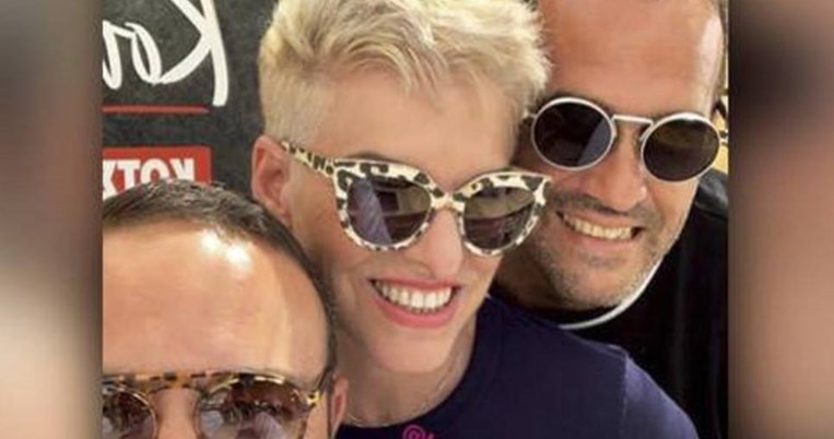 «Περνάω από καθρέφτες και δεν με αναγνωρίζω». Η Ελένη Ψυχούλη μιλάει για τα νέα της μαλλιά