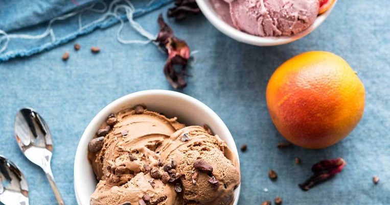 Vegan παγωτό χωρίς ζάχαρη με αντιοξειδωτικά υλικά: χουρμάδες και γάλα καρύδας