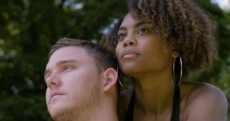 Αυτός είναι τετραπληγικός. Αυτή, αρτιμελής. Ένα ζευγάρι κάνει vlogging και ανατρέπει τα στερεότυπα