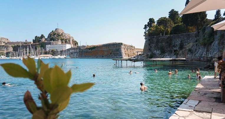 Πέρασα το πιο τροπικό μου μεσημέρι στο Imabari Lounge Bar&Resto, στην καρδιά της Κέρκυρας