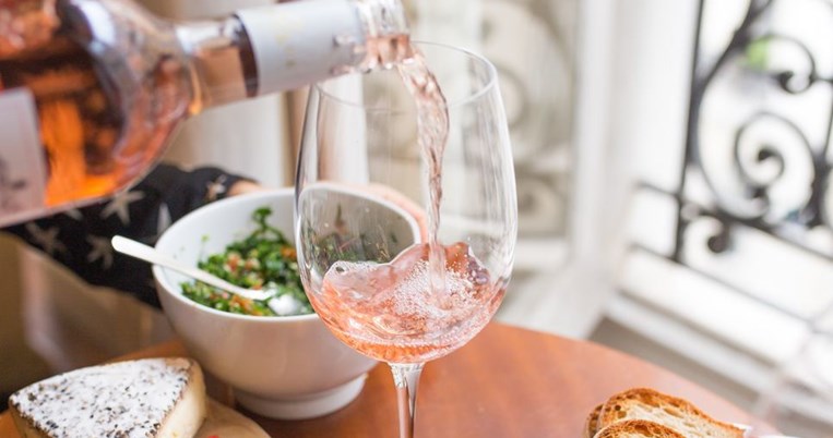 Πώς θα περάσεις τα 100 χρόνια με κρασί και λουκάνικα. Τα μυστικά της μακροζωίας από υπεραιωνόβιους