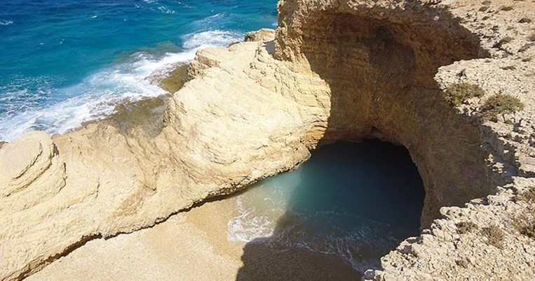 Μια φυσική πισίνα στο πουθενά: Η παραλία Γάλα στα Κουφονήσια δε μοιάζει με τίποτα απ' όσα γνωρίζεις