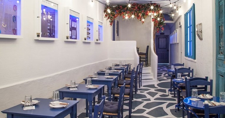 Οι Νεοϋορκέζοι κάνουν ουρές έξω από ένα ελληνικό εστιατόριο που μοιάζει με στενό της Μυκόνου