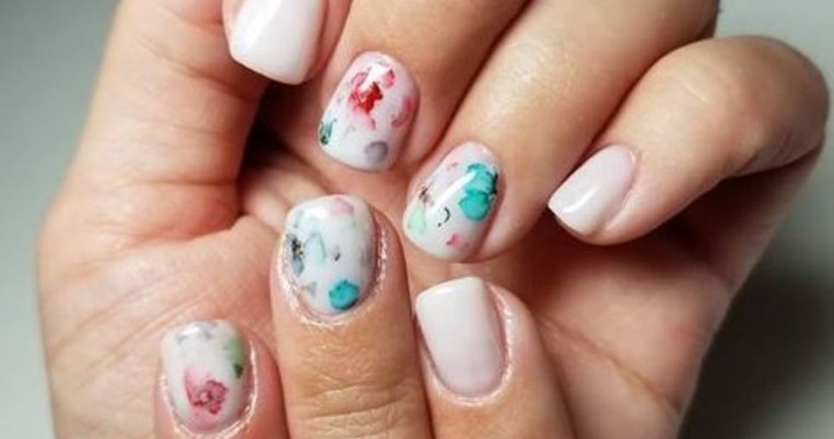 Milkbath nails: Το μανικιούρ που μοιάζει με απολαυστικό και χαλαρωτικό μπάνιο με γάλα