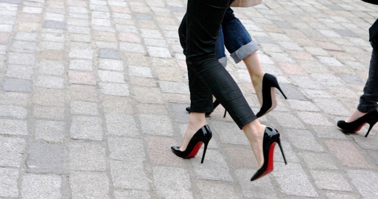 Πώς τα ψηλά τακούνια καταστρέφουν τα πόδια μας; Ένας ειδικός μάς δίνει την απάντηση. 