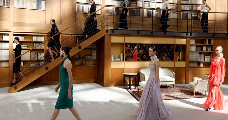 Μια βιβλιοθήκη γεμάτη κομψότητα: Η Chanel αντικατέστησε τις θρυλικές μπαλαρίνες με αυτά τα παπούτσια