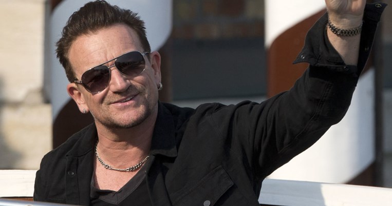 O Mπόνο των U2 κάνει διακοπές στην Ύδρα