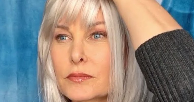 Η γαλλική φράντζα που υιοθετούν οι γυναίκες 50+ και φρεσκάρουν την εικόνα τους