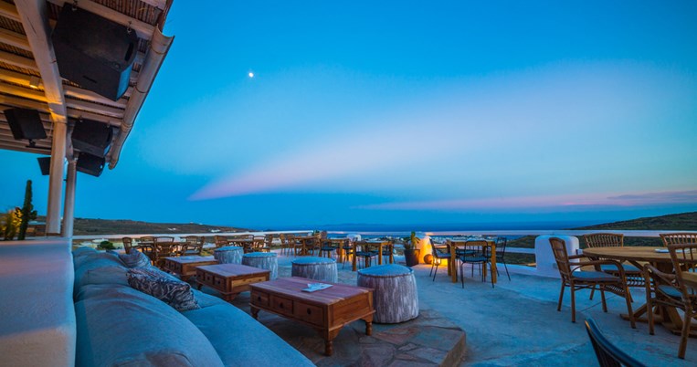 Εκεί που συναντιέται ο ουρανός με τη γη: Το νέο εστιατόριο της Τήνου θα σου χαρίσει γαλήνη στη ψυχή