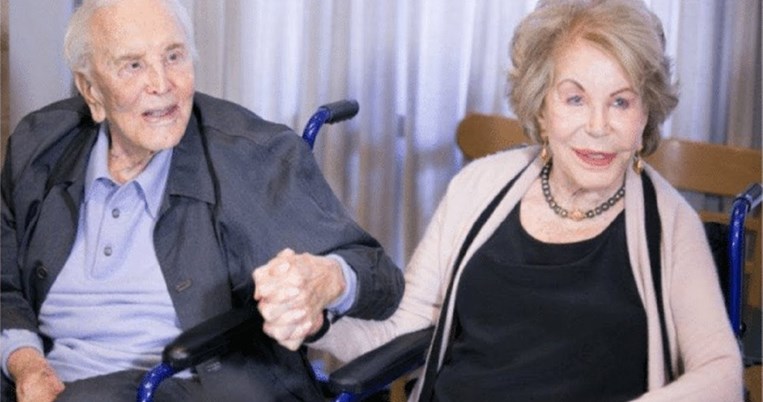 «Σταμάτησα να μιλάω για μένα και άρχισα να την ακούω»: Πώς κέρδισε ο Κερκ Ντάγκλας τη γυναίκα του