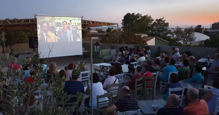 Δωρεάν θερινό σινεμά σε μια δροσερή ταράτσα της Αθήνας όλες τις Δευτέρες του καλοκαιριού