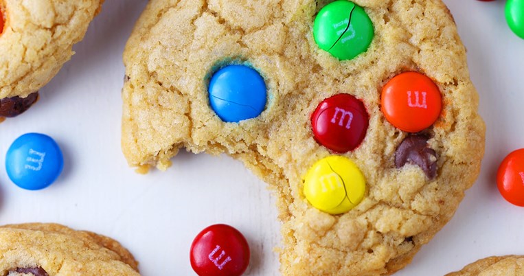 Το τέλειο σνακ των καλοκαιρινών μαζώξεων. Εύκολα, μαλακά και πολύχρωμα μπισκότα με κακάο και M&Ms