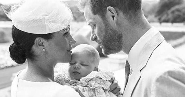 Dior φορέματα και εντυπωσιακά headbands. Στη βάφτιση του Άρτσι, του γιου του Χάρι και της Μέγκαν