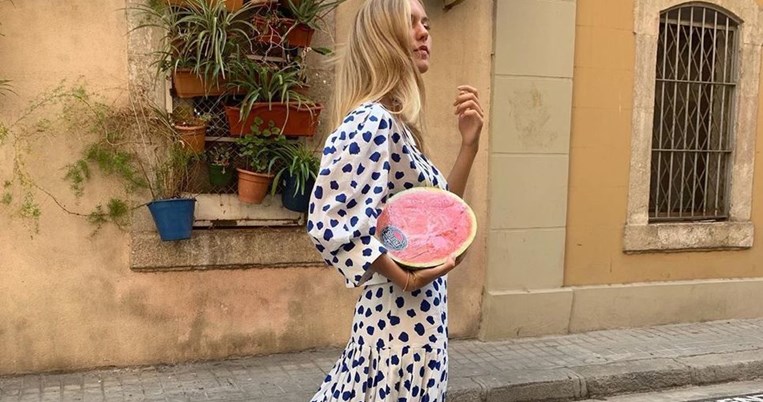 Το ένα και μοναδικό λουκ που μας έπεισε να φορέσουμε φλούο. Ένα φόρεμα και έναν φοίνικα, παρακαλώ