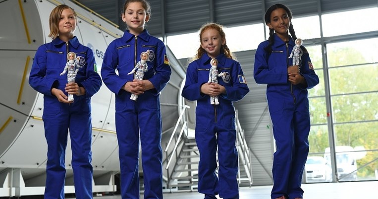 H Barbie αστροναύτης είναι το νέο πρότυπο γυναίκας για τις «μικρές κυρίες» του πλανήτη μας  