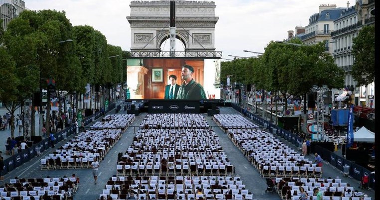 Το ομορφότερο θερινό σινεμά στον κόσμο στήθηκε στη Σανζ Ελιζέ στο Παρίσι. Απίθανες εικόνες