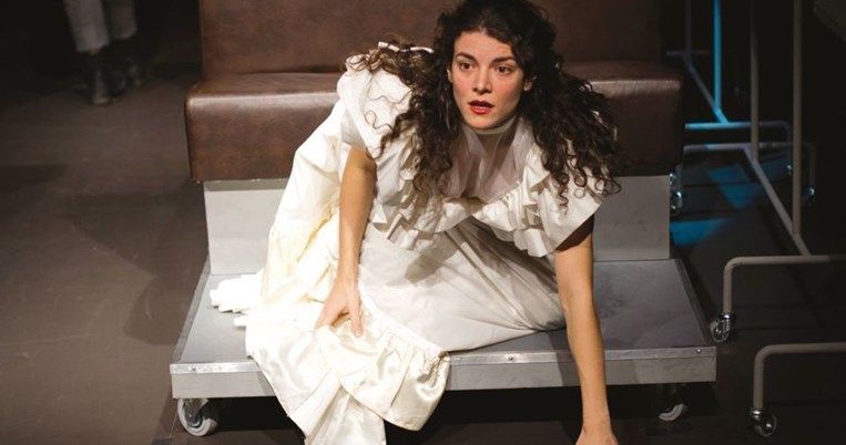 H Αντιγόνη Φρυδά θα ξαναγύριζε στην αναλογική εποχή για να της γράφει mixtapes ο αγαπημένος της