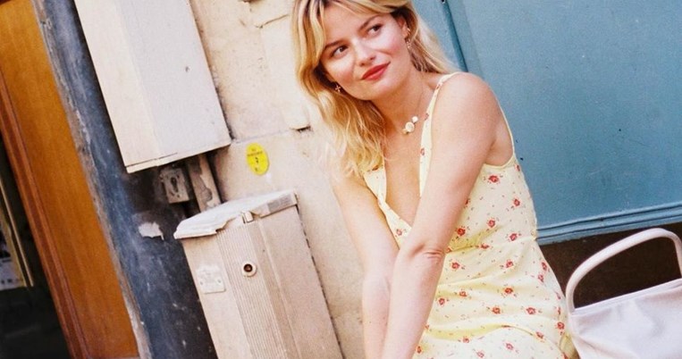 Κοστίζουν από 20 ευρώ, δείχνουν απίστευτα πολυτελείς. Οι υπέρκομψες «παντόφλες» του καλοκαιριού