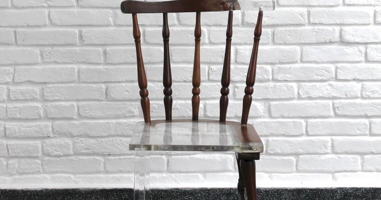 Καρέκλες που αιωρούνται: Μια εικαστικός «επιδιορθώνει» παλιά ξύλινα έπιπλα με διάφανα υλικά
