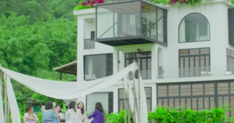 7 κολλητές έχτισαν μαζί το σπίτι των ονειρών τους για να περάσουν ολόκληρη τη ζωή τους παρέα