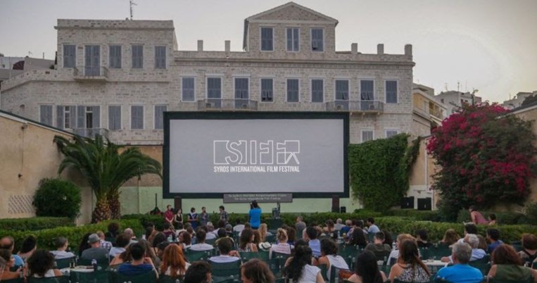 Μια κινηματογραφική εμπειρία γεμάτη αρχοντιά και κοσμοπολιτισμό: Όλη η Σύρος ένα σινεμά 