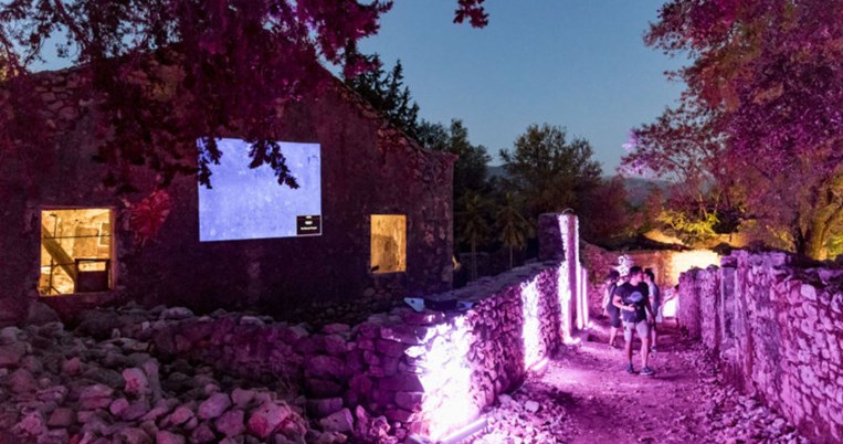 «Ένα μεταμοντέρνο πανηγύρι»: H ιστορία του φεστιβάλ που γίνεται σε χωριό-φάντασμα της Κεφαλονιάς