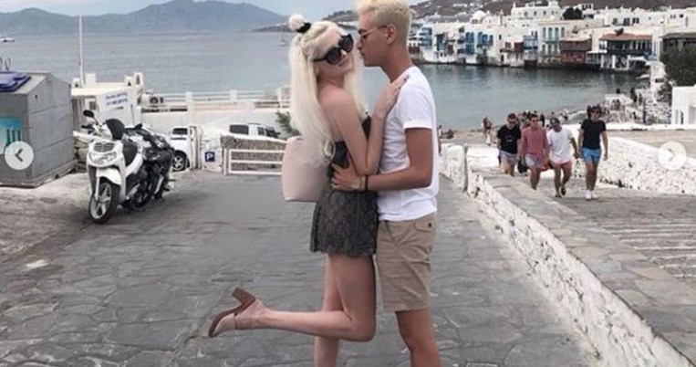 Είναι μία άλλη: Η αγνώριστη Τζούλια Αλεξανδράτου βολτάρει στα σοκάκια της Μυκόνου 