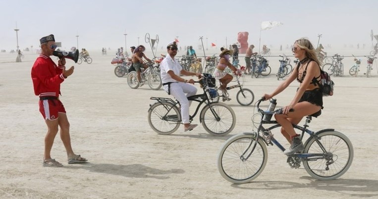 Σαν παραίσθηση: 4 λεπτά μέσα στο φεστιβάλ Burning Man στη Νεβάδα ισοδυναμούν με εμπειρία ζωής 