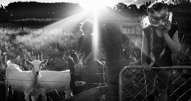 Ατόφια καλοκαιρινή μαγεία. Τέσσερα παιδιά ζουν στην καρδιά της φύσης μακριά από ψηφιακές συσκευές