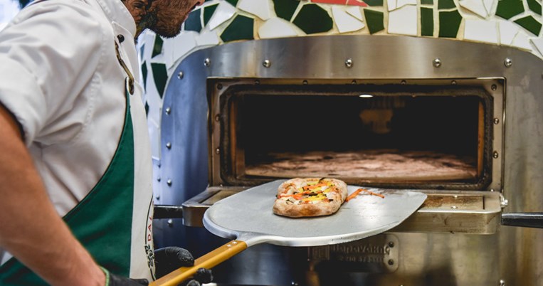 Η πιο λαχταριστή πίτσα, που δεν είναι πίτσα, έφτασε στην πόλη για να σε «ξελογιάσει» 