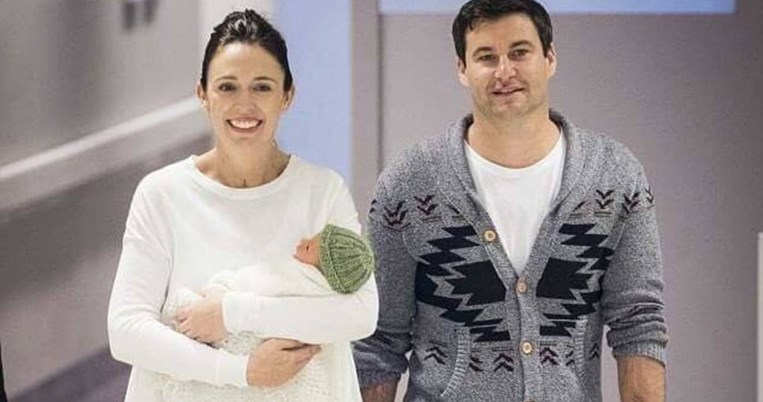 H πρώτη δυτική γυναίκα που γέννησε ενώ βρίσκεται στην εξουσία: Η θαυμαστή Νεοζηλανδή πρωθυπουργός
