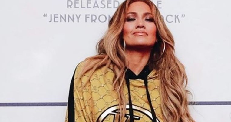 Συνδύασε τα ασυνδύαστα: Η Τζένιφερ Λόπεζ με Gucci παντελόνι των 1.980 δολαρίων και τζιν τζάκετ 